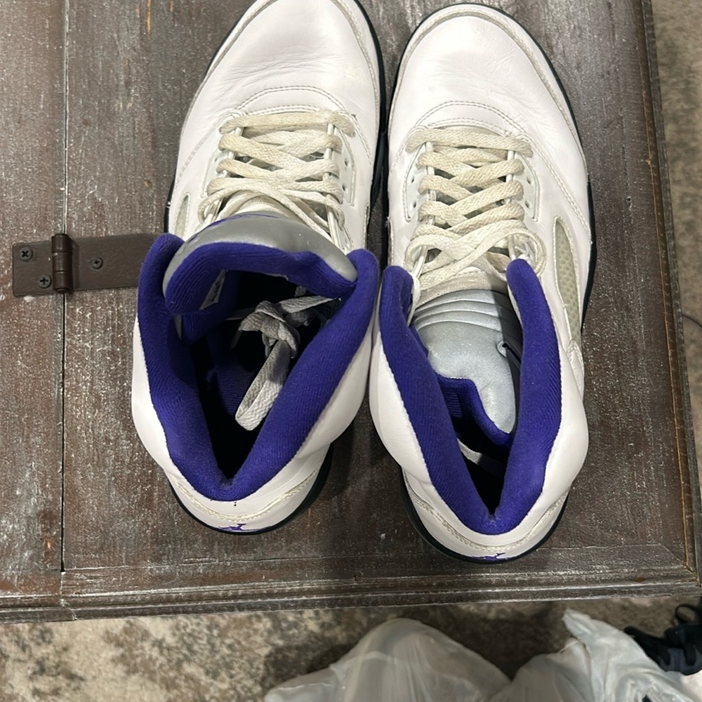 White and Purple Low-Top Sneakers for Casual Wear
